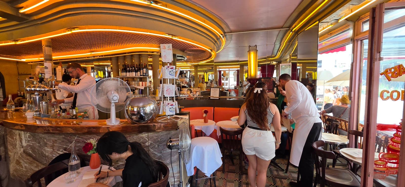 Café des Deux Moulins, a closer look