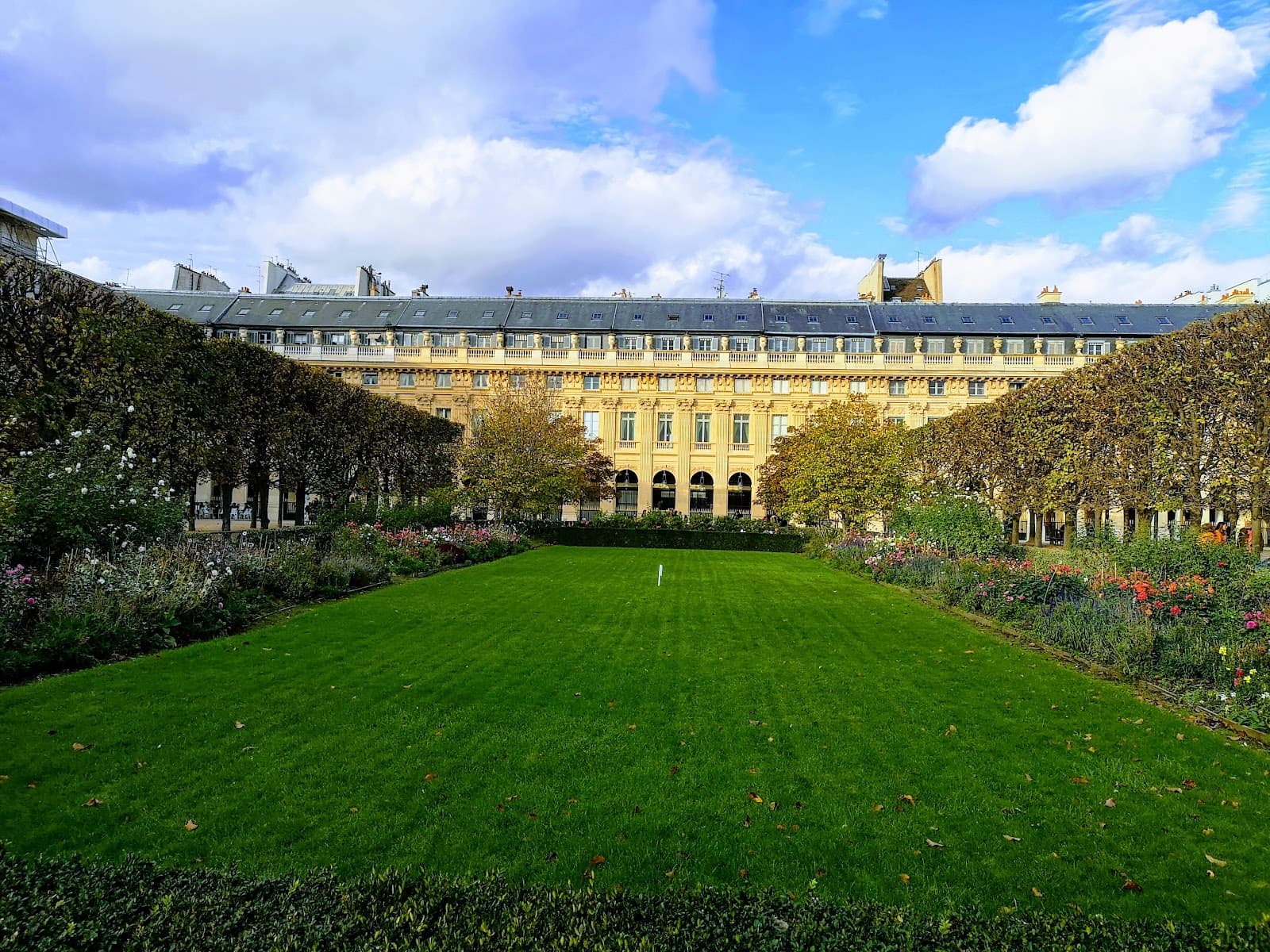 Jardin du Palais-Royal, a closer look