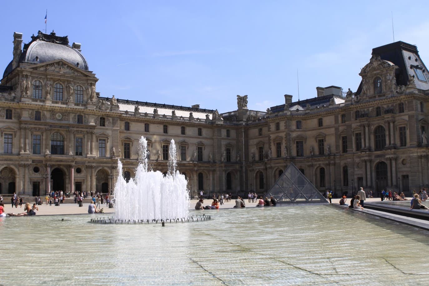 Louvre Pyramid, aus der Nähe
