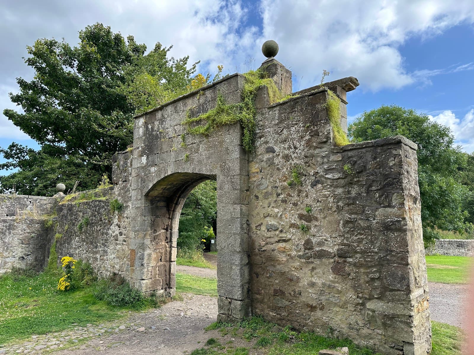 Midhope Castle (Lallybroch), a closer look